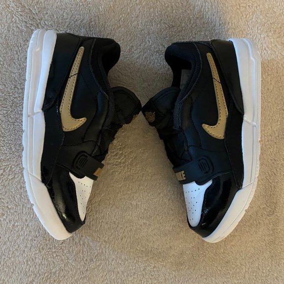 NIKE AIR JORDAN Patent Leather Trim Size 9 Child Sneakers in Black/White/Gold - Picture 2 of 5
